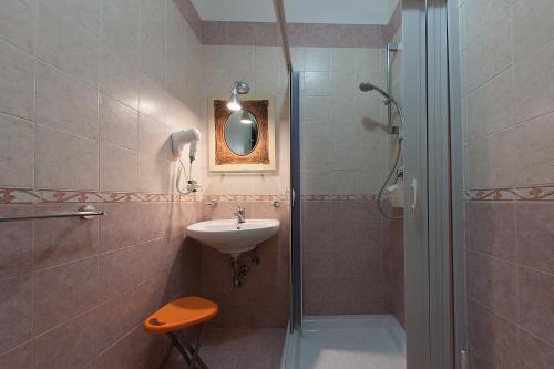 Ένα μπάνιο στο Hotel Cineholiday