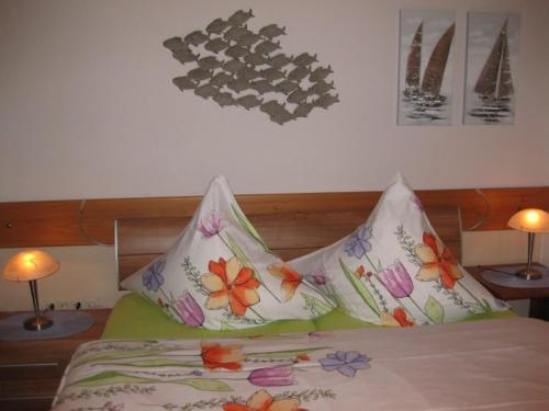 1 dormitorio con 1 cama con 2 almohadas en Fewo Kroker, en Bremerhaven