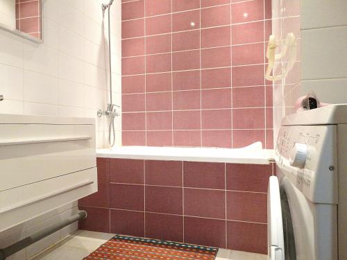 トゥーラにあるInndays on Micheeva 31の赤いタイル張りのバスルーム(シャワー、洗濯機付)