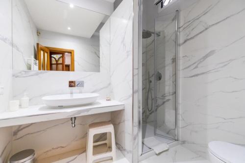 エルコラーノにあるB&b Il miglio d’oroの白いバスルーム(シンク、シャワー付)