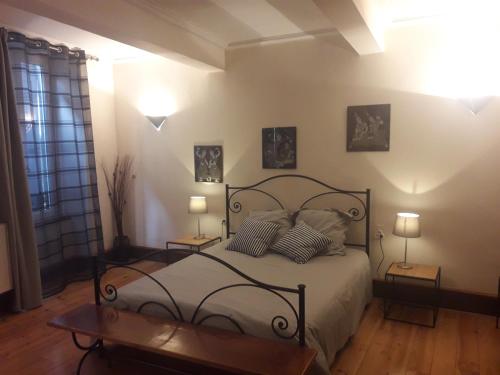 1 dormitorio con 1 cama con 2 lámparas en Chambres d'hôtes Belle Occitane en Tarascon-sur-Ariège