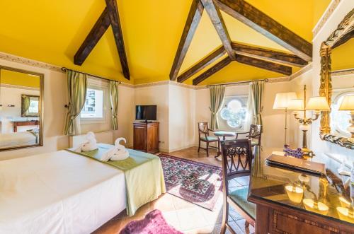 a bedroom with a large bed and a dining room at Villa Fiorita in Monastier di Treviso