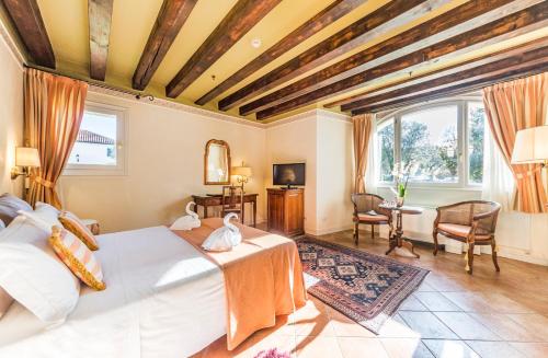 a bedroom with a large bed in a room at Villa Fiorita in Monastier di Treviso