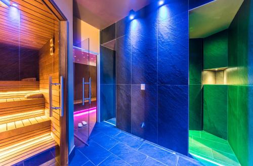 een badkamer met een sauna met blauwe en groene tegels bij Villa Fiorita in Monastier di Treviso