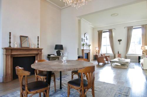 un soggiorno con tavolo e sedie di Cap's House a Gand