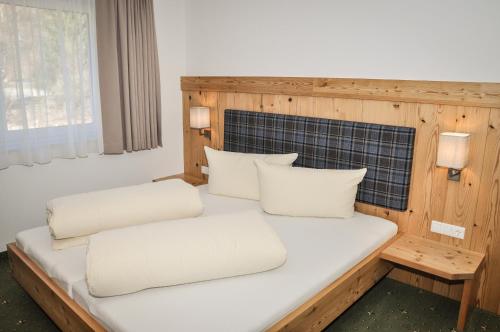Habitación con 2 camas y almohadas blancas. en Bergruh Steeg, en Steeg