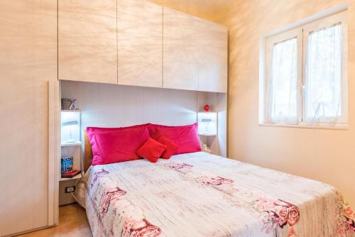 1 dormitorio con 1 cama grande con almohadas rojas en Villa Safiria, en Carpignano Salentino