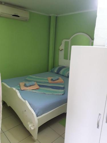 1 dormitorio con 1 cama con 2 toallas en Bankers Guest House en Veliko Gradište
