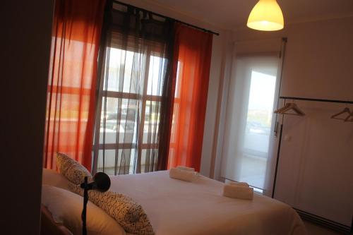 ペニシェにあるPro Touristic Sol Village Apartment Iのベッドルーム1室(ベッド1台、大きな窓付)