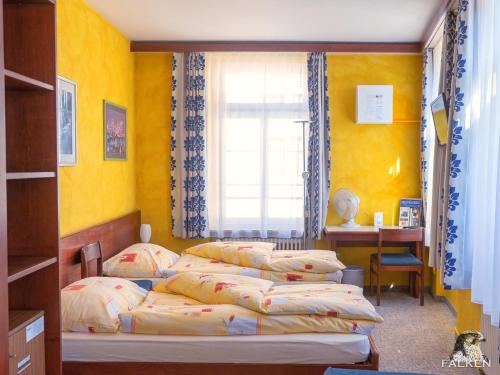Säng eller sängar i ett rum på Gasthof zum Falken