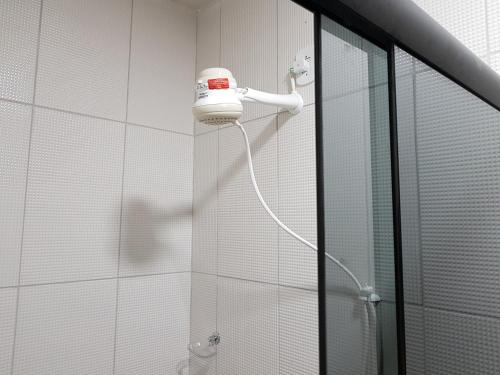 um chuveiro numa casa de banho ao lado de um espelho em Pousada Recanto do Sal em Salinópolis