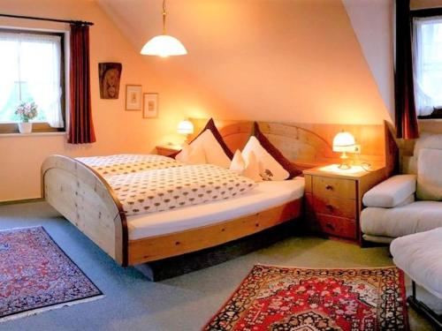 - une petite chambre avec un lit et un canapé dans l'établissement Landhaus-Seiler, à Freudenstadt