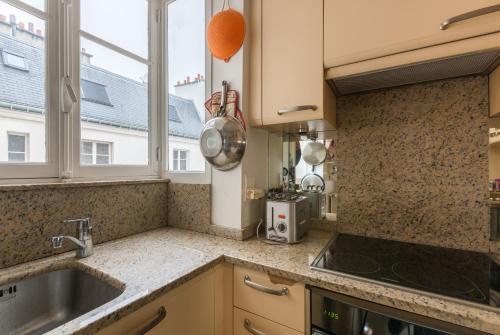 Virtuvė arba virtuvėlė apgyvendinimo įstaigoje Veeve - Charming Mirabeau