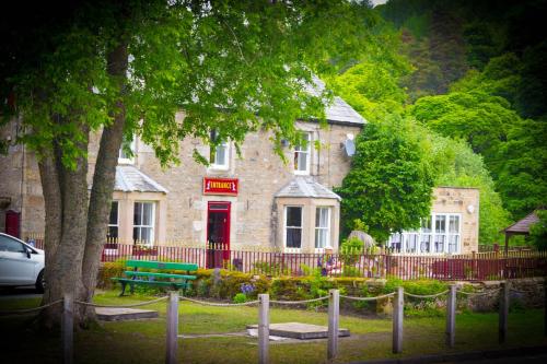 Taman di luar The Elks Head Inn