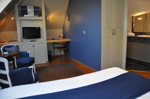 TV a/nebo společenská místnost v ubytování Hotel Le Dixseptième