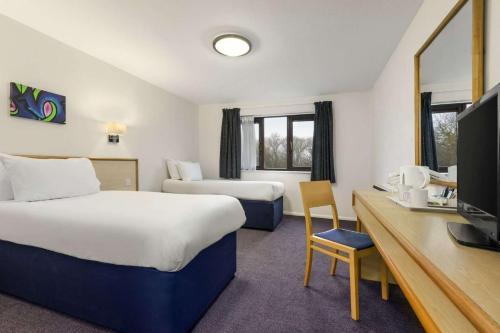 Кровать или кровати в номере Days Inn Bridgend Cardiff