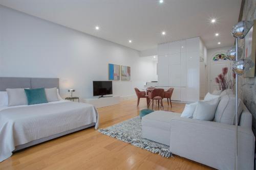 ポルトにあるLiiiving In Porto | Downtown Luxury Apartmentsのベッドルーム1室(ベッド1台、ソファ、テーブル付)