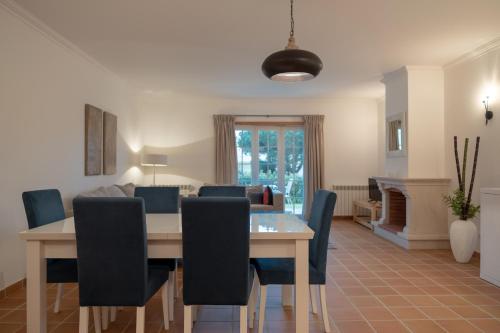 a dining room with a table and chairs at Stunning Caravelas Apartment in Casal da Lagoa Seca