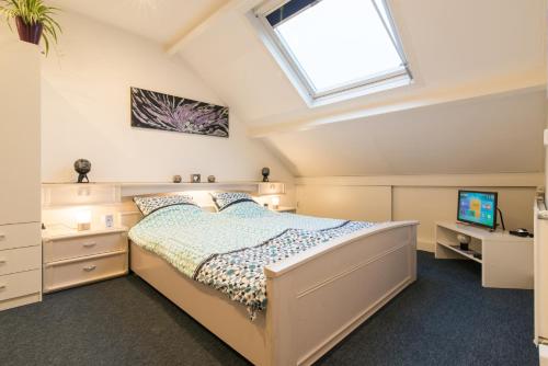 Una cama o camas en una habitación de Enschede