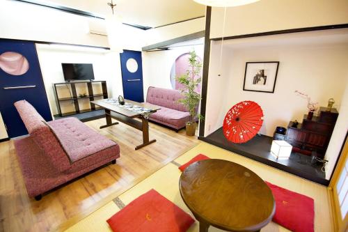 sala de estar con sofá y mesa en IROHA Residential Suite Asakusa Skytree, en Tokio