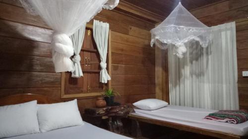 Llit o llits en una habitació de Ratanak Tep Rithea homestay