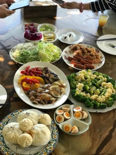 a table with many plates of food on it at 花蓮 達芙妮花園民宿 in Jian