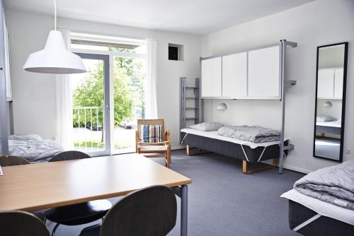 En eller flere senge i et værelse på Danhostel Kolding