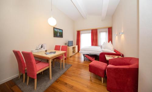Zimmer mit einem Bett, einem Tisch und Stühlen in der Unterkunft Arabella Golf- und Ski-Appartement in Zell am See