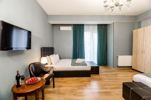Habitación de hotel con cama y TV en Hotel Diamond, en Tiflis