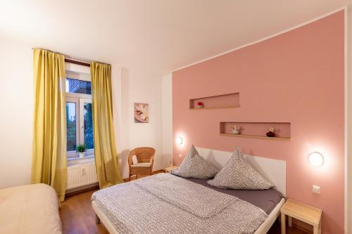 sypialnia z łóżkiem i oknem w obiekcie Apartment 1, Rothenburger Straße w Dreźnie
