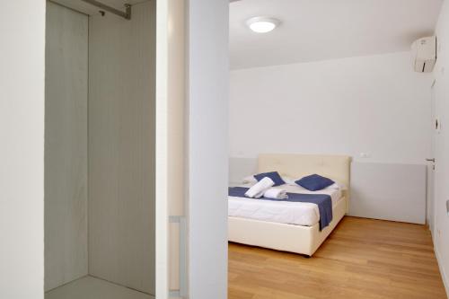 a bedroom with a bed and a sliding door at Fenix La Bohéme in Venice