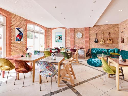 a room with tables and chairs and a brick wall at Das Spritzenhaus in Eltville