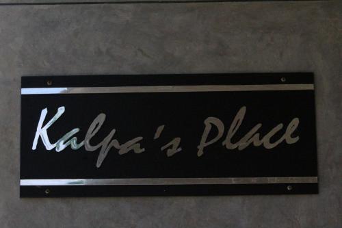 una señal negra con las palabras mata un plato en Kalpa Place Hiriketiya, en Hiriketiya