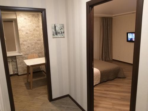 ヴィーンヌィツャにあるЭлитная квартира в центре Винницыのベッドと鏡が備わる客室です。