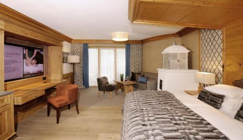 a hotel room with a bed and a tv at Stock Resort in Finkenberg