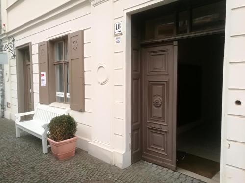 a building with a bench and a door and a plant at Studioapartment G16 - in exklusiver Innenstadtlage in Potsdam