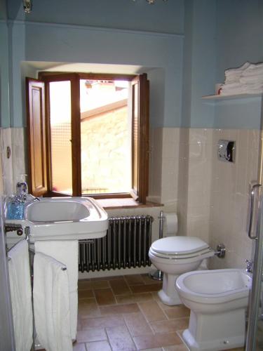 a bathroom with a sink and a toilet and a window at Casa Vacanze Le Muse Sillico in Pieve Fosciana