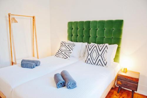 - une chambre avec un grand lit et des serviettes bleues dans l'établissement Beautiful Dreamers - at Avenida CR3D, à Lisbonne