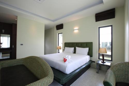 Un pat sau paturi într-o cameră la Wis Beach Khanom