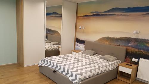 シュクラルスカ・ポレンバにあるMargaretのベッドルーム1室(ベッド1台付)が備わります。壁には絵画が飾られています。