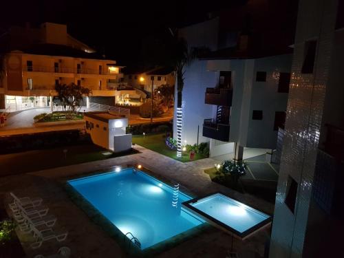 uma vista superior de uma piscina à noite em Apto 2suítes 30m da praia em Florianópolis