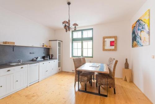 - une cuisine avec une table et des chaises dans la chambre dans l'établissement Apartment Sirius F in center of CB, à České Budějovice