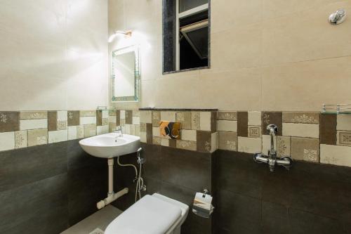 bagno con servizi igienici e lavandino di Tridiva Morjim 160 Meters to Morjim Beach a Morjim