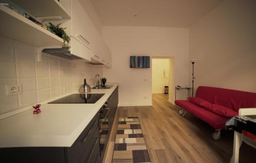cocina y sala de estar con sofá rojo en Arcadia apartments en Roma