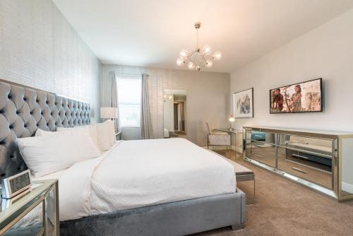 Krevet ili kreveti u jedinici u okviru objekta Gorgeous Home with Loft Area & Themed Rooms near Disney by Rentyl - 7687F