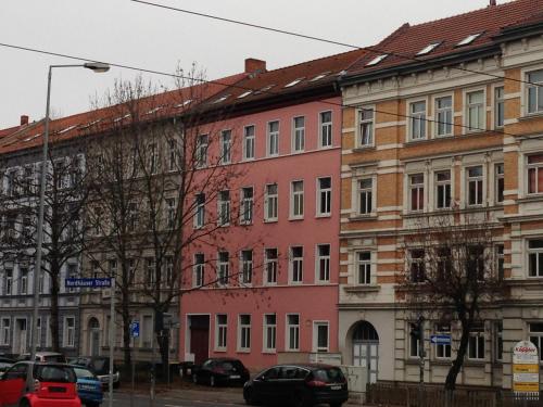 un edificio rosa al lado de una calle en Zimmer 1, en Erfurt