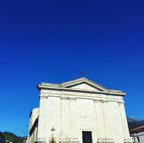 Una iglesia con una cruz encima. en Casa Carmela en Filignano