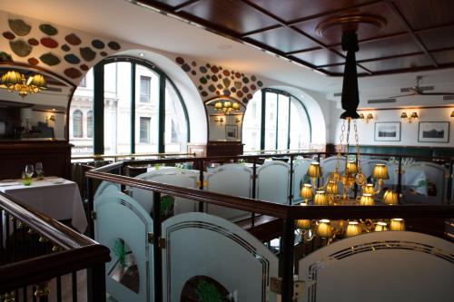 Um restaurante ou outro lugar para comer em Lausanne Palace