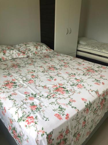 Un ou plusieurs lits dans un hébergement de l'établissement Bombinhas Residencial Ecomar
