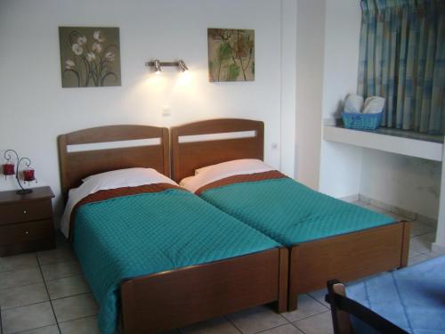 Un pat sau paturi într-o cameră la Skiathos city views studios-apartments